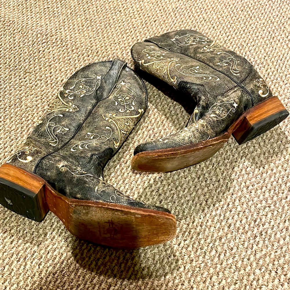 Size 9 circle G cowboy boots